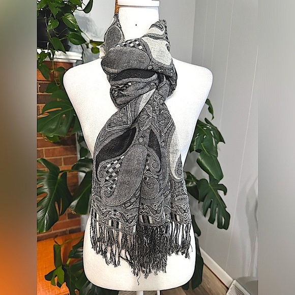 🛍️Pashmina  & Silk gorgeous large Scarf 70” X 25 1/2” - Picture 4 of 5